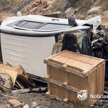 Mujer y menor de edad sufren volcadura en el bulevar Liga Barcelona