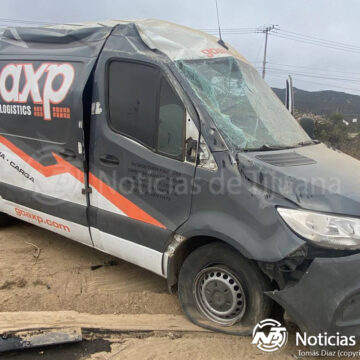 choque2 Volcadura en el bulevar 2000 deja a chofer lesionado