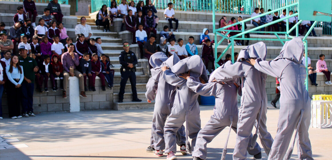 Realiza gobierno de Tecate “lunes cívico” en la primaria 15 de septiembre