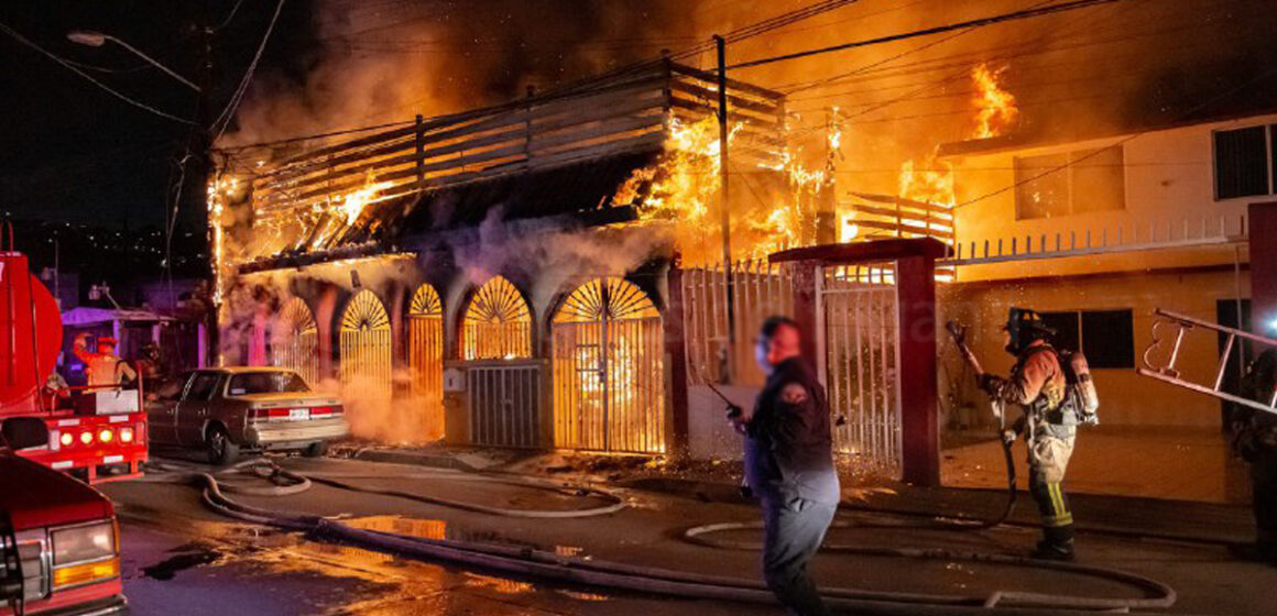 incendio1 Incendio en colonia Sepanal movilizó a Bomberos durante madrugada del viernes