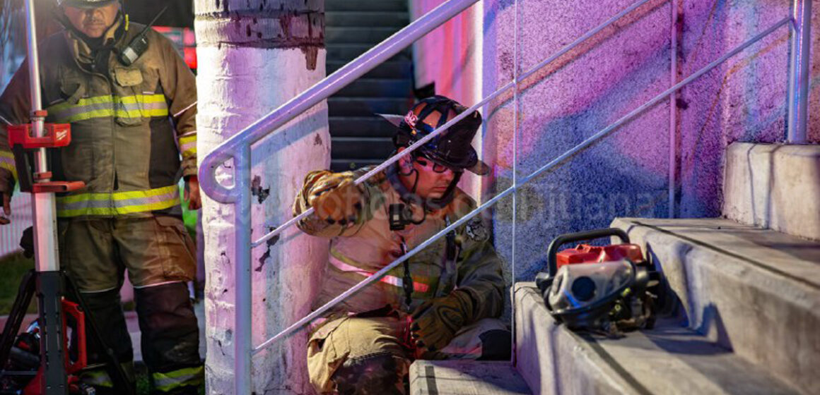 Atienden Bomberos de Tijuana incendio bajo escaleras en Zona Río