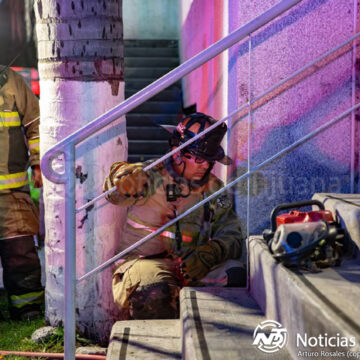 invendio2 Atienden Bomberos de Tijuana incendio bajo escaleras en Zona Río