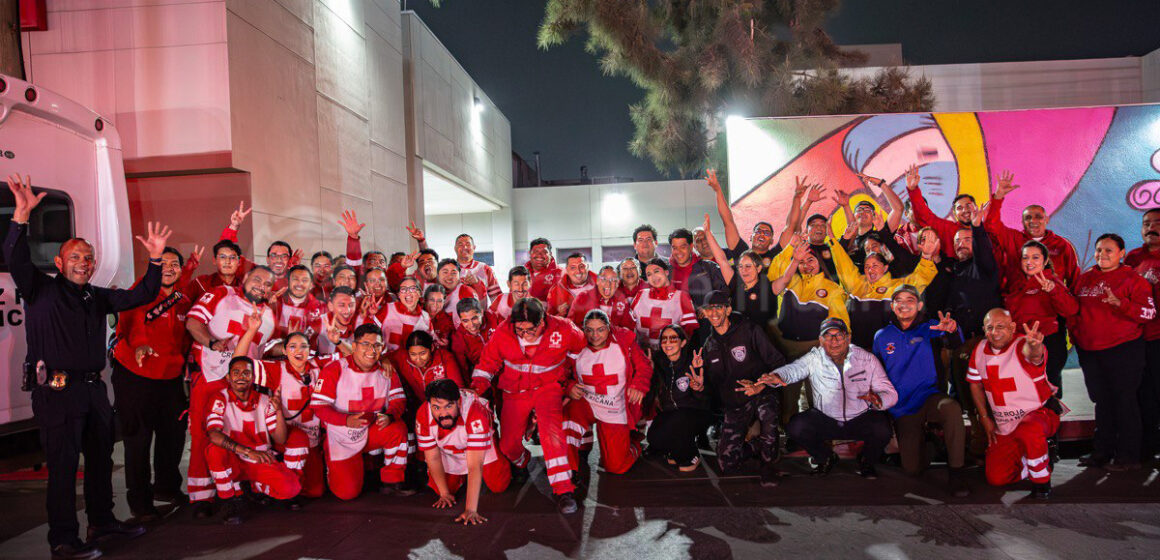 Conmemoran paramédicos su día con caravana por la ciudad