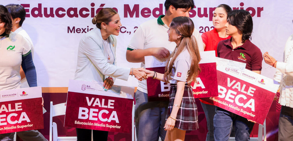 Entregan becas para jóvenes de educación media superior