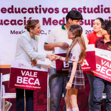 Entregan becas para jóvenes de educación media superior
