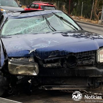 Conductor pierde control y vuelca en bulevar Cuauhtémoc