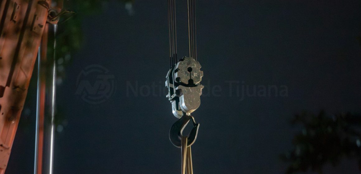 1 Dos trabajadores lesionados por caída de gancho de grúa en obra