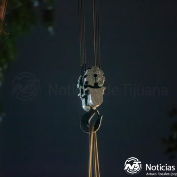 Dos trabajadores lesionados por caída de gancho de grúa en obra