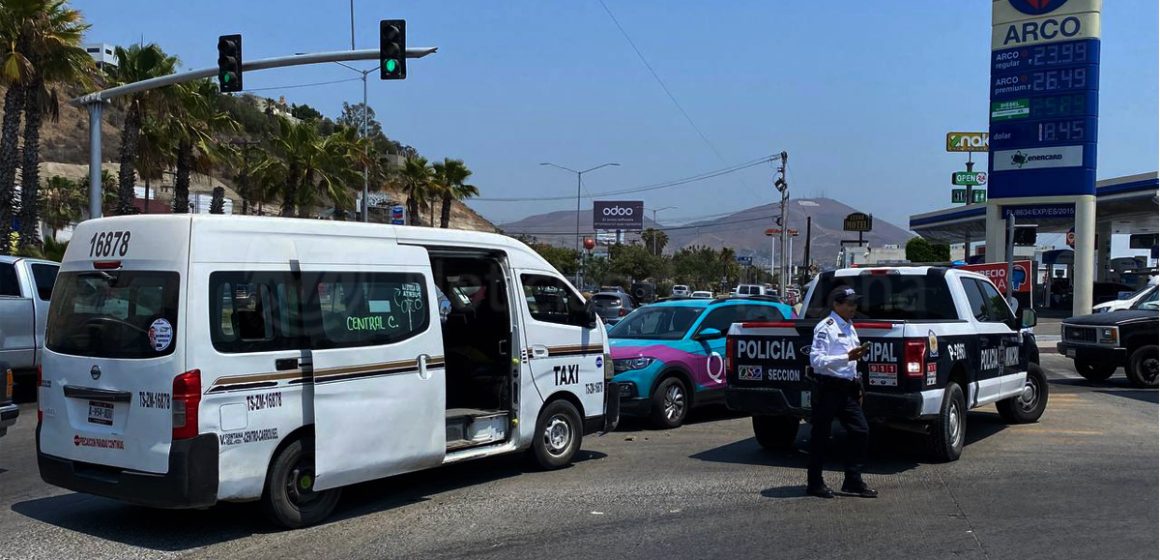 1 Resultan ilesos 15 pasajeros tras choque entre taxi de ruta y patrulla de la Guardia Nacional