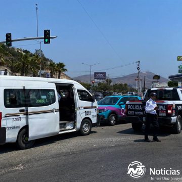Resultan ilesos 15 pasajeros tras choque entre taxi de ruta y patrulla de la Guardia Nacional