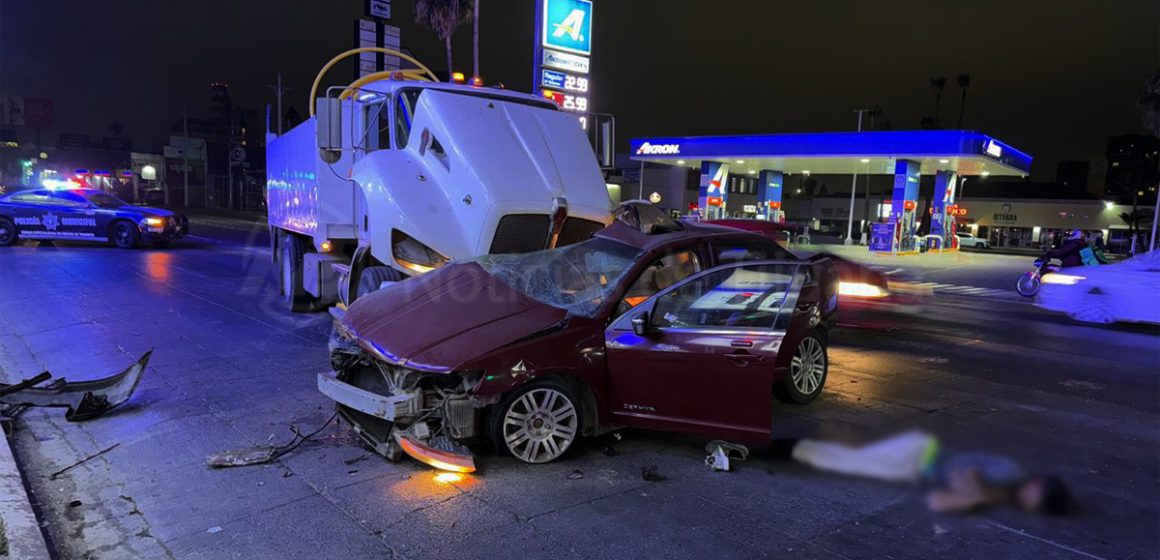 1 Muere conductor tras impactarse contra camión pesado en el bulevar Agua Caliente