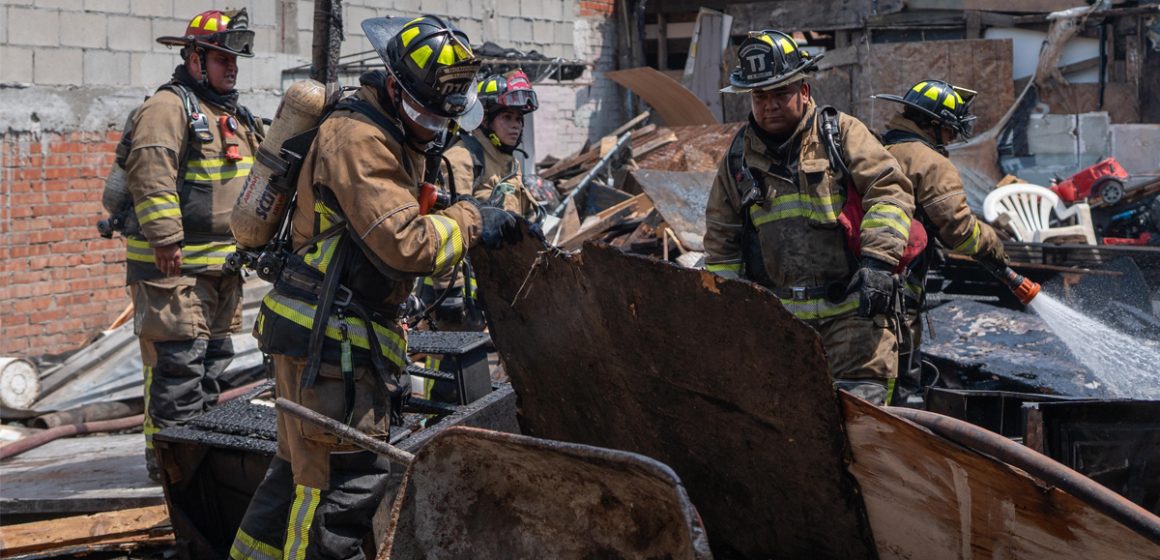 1 Bomberos de Tijuana rescatan a 15 personas y 15 perritos durante incendio en Zona Norte