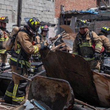 Bomberos de Tijuana rescatan a 15 personas y 15 perritos durante incendio en Zona Norte