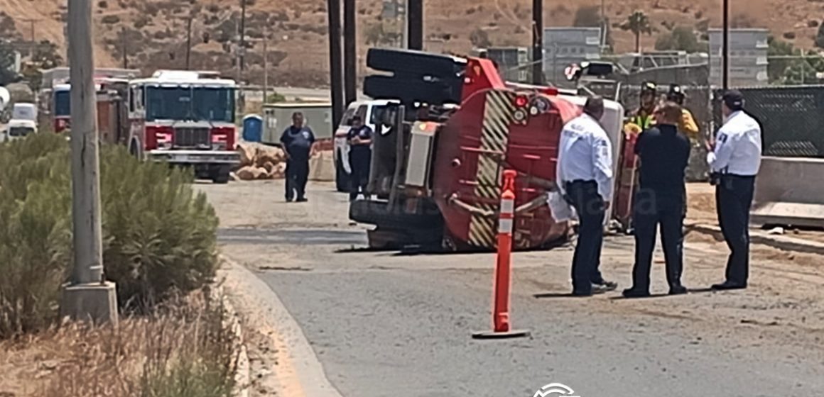 Vuelca en Villas del Campo unidad de Bomberos al dirigirse a incendio en bodega
