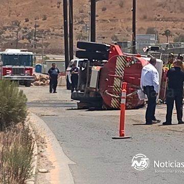 Vuelca en Villas del Campo unidad de Bomberos al dirigirse a incendio en bodega