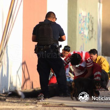 Pareja muere tras transitar en sentido contrario y chocar a patrulla de la Policía Municipal