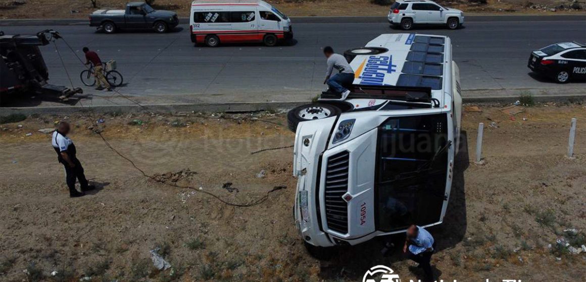 Camión de Settepi sale de camino y vuelca sobre bulevar 2000