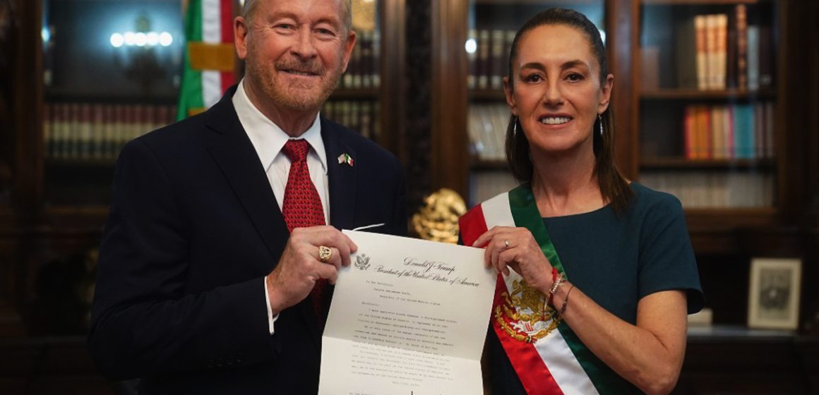 Recibe Claudia Sheinbaum a embajador Ronald Johnson en Palacio Nacional