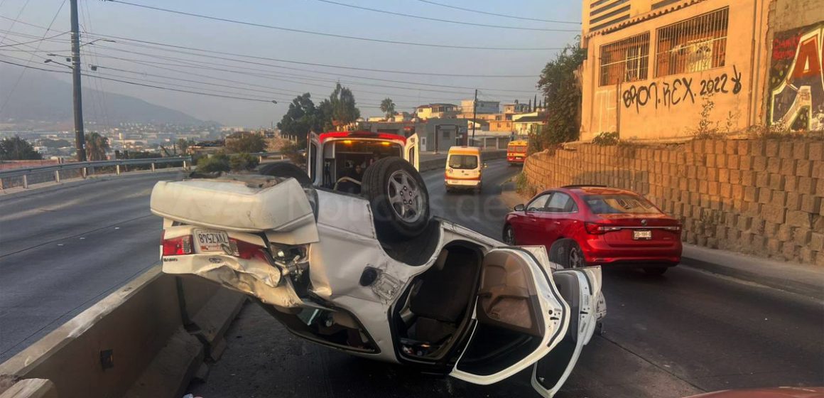 Derrame de aguas negras provoca volcadura en bulevar Cucapah