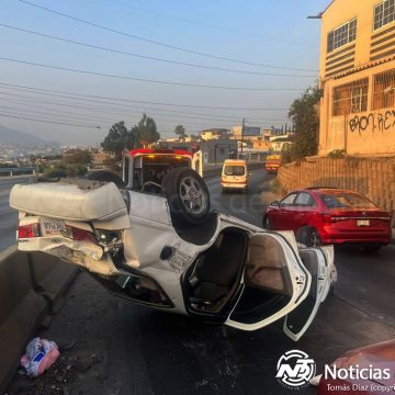 Derrame de aguas negras provoca volcadura en bulevar Cucapah