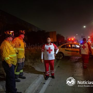 Taxista queda lesionado tras giro indebido en carretera al aeropuerto