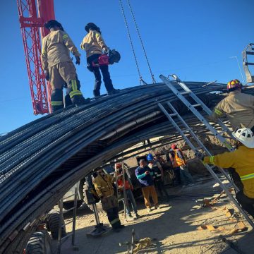 Bomberos Tijuana rescata a dos trabajadores tras colapso en estructura del viaducto elevado