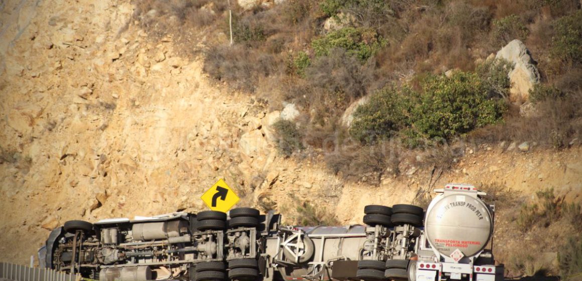 1 Vuelca tractocamión con pipas sobre autopista Tijuana-Mexicali