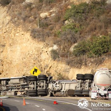 Vuelca tractocamión con pipas sobre autopista Tijuana-Mexicali