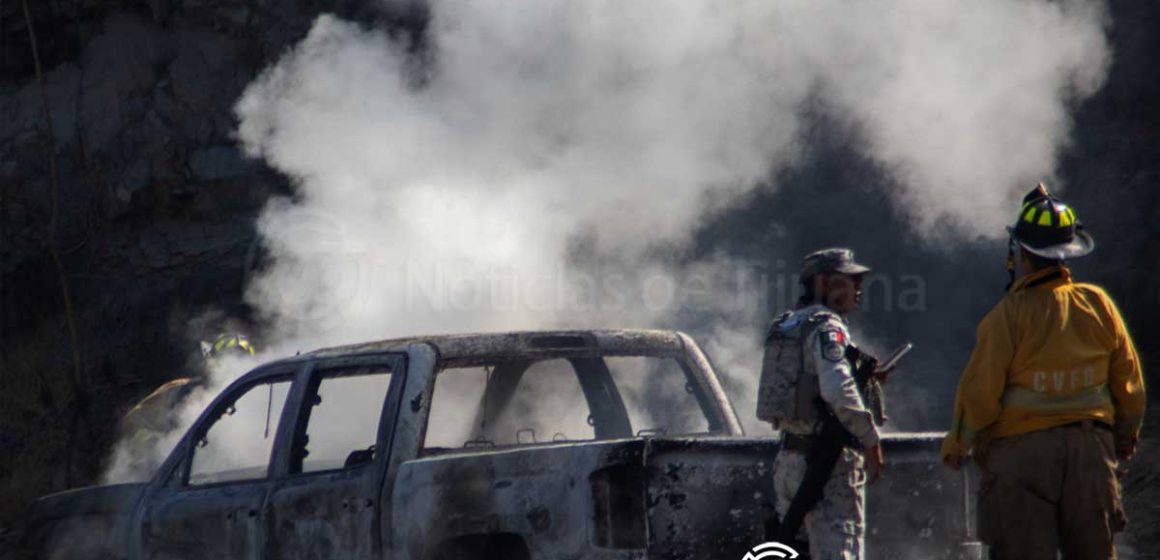 1 Camioneta se incendia por falla eléctrica en curva del Bulevar 2000