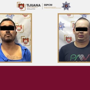 Arrestan a dos hombres por riña tras incidente de tránsito