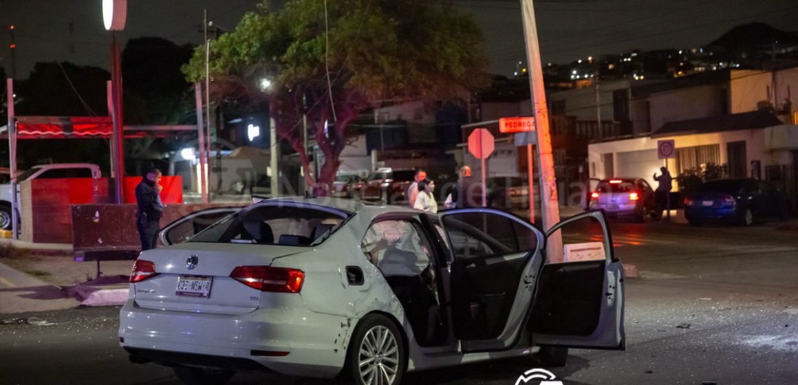 2 Mujer a bordo de un Jetta termina en volcadura frente a la delegación Playas de Tijuana