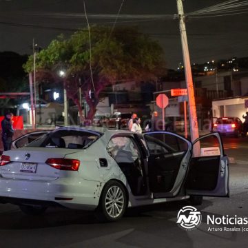 Mujer a bordo de un Jetta termina en volcadura frente a la delegación Playas de Tijuana