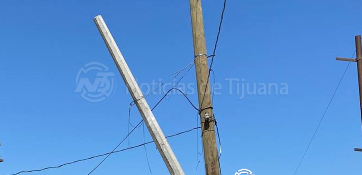2 Poste en peligro de colapso pone en riesgo a vecinos de la colonia Altiplano