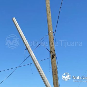 Poste en peligro de colapso pone en riesgo a vecinos de la colonia Altiplano