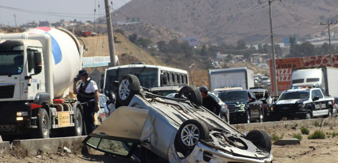 2 Tráiler impacta y provoca volcadura de vehículo en bulevar 2000; hay cuatro lesionados