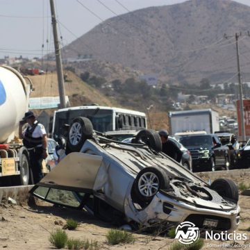 Tráiler impacta y provoca volcadura de vehículo en bulevar 2000; hay cuatro lesionados