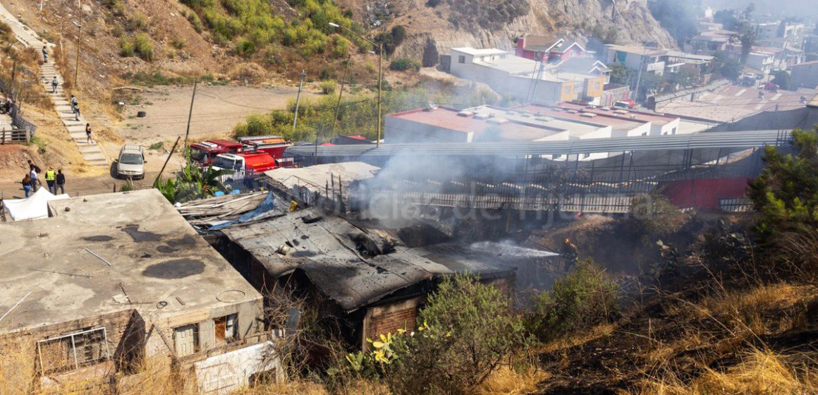 2 Incendio en Las Huertas deja tres casas siniestradas y dos heridos