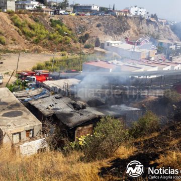 Incendio en Las Huertas deja tres casas siniestradas y dos heridos