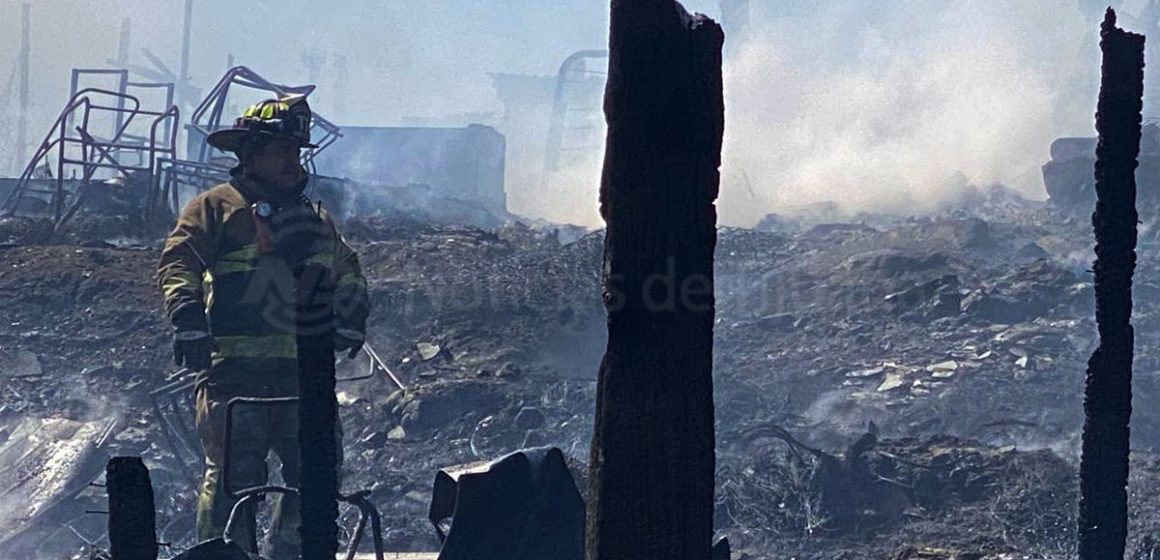 Bomberos respondieron a dos siniestros simultáneos que consumieron 29 viviendas en Tijuana