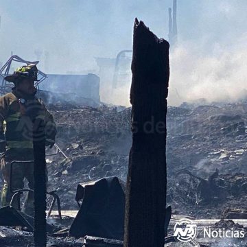 Bomberos respondieron a dos siniestros simultáneos que consumieron 29 viviendas en Tijuana