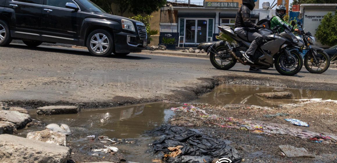 2 Piden a autoridades atención a creciente socavón en Villa Fontana