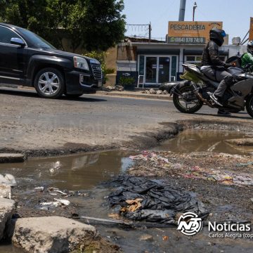 Piden a autoridades atención a creciente socavón en Villa Fontana