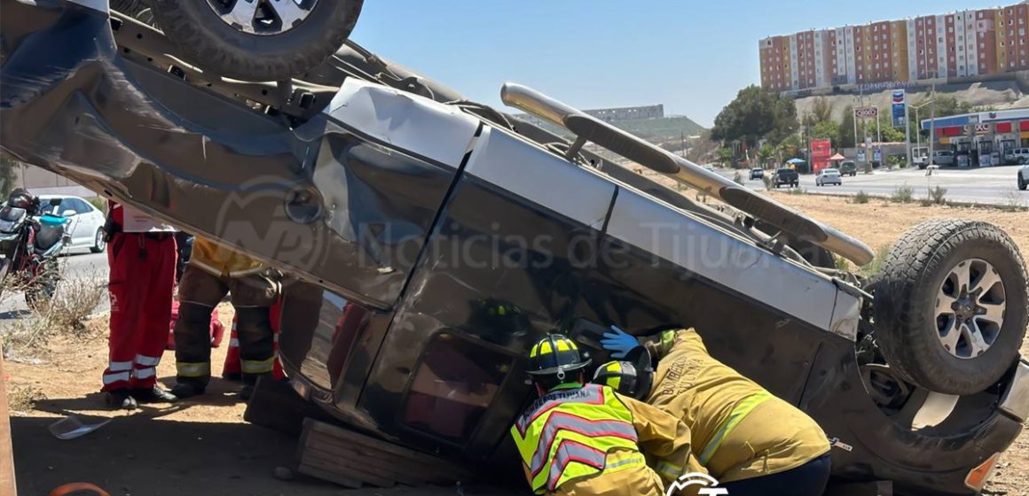 3 Adulto de 79 años termina prensado tras volcadura en el 2000