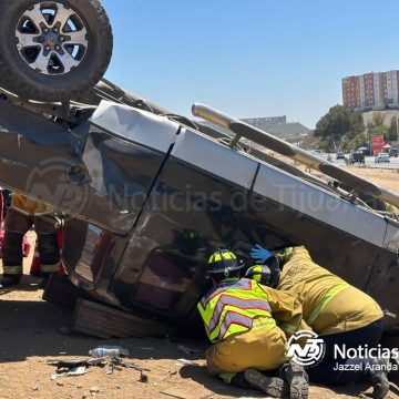 3 Adulto de 79 años termina prensado tras volcadura en el 2000