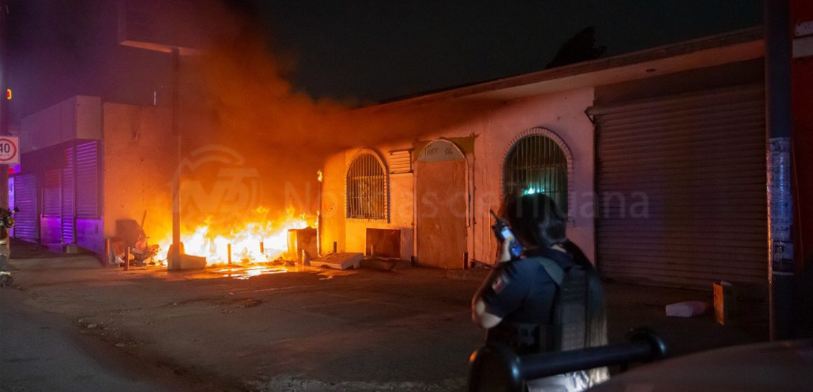 3 Bomberos controlan incendio en local de mariscos de la colonia Altamira