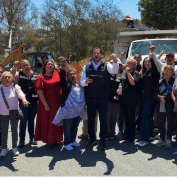 Supervisa Ismael Burgueño trabajos de limpieza y alumbrado en colonia Guadalajara