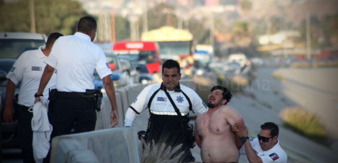 3 Conductor ebrio choca, vuelca y agrede a policías