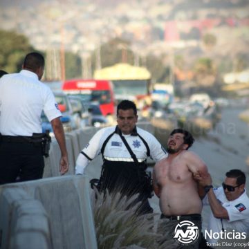 Conductor ebrio choca, vuelca y agrede a policías