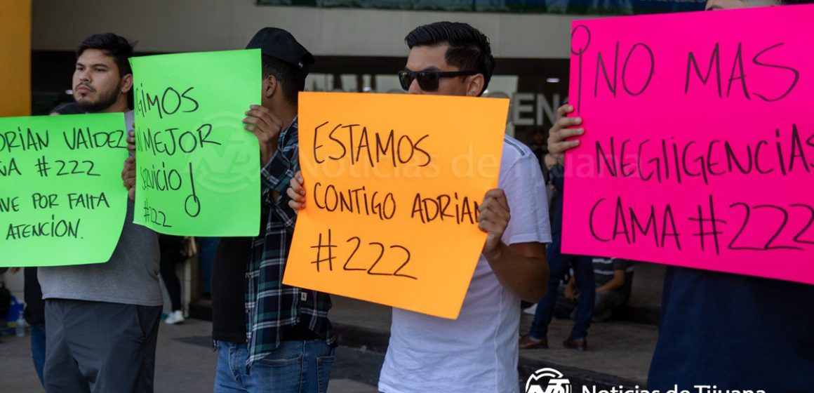 “No dejen morir a mi hermano”: Familia Valdés, protesta por negligencia en Clínica 1 del IMSS