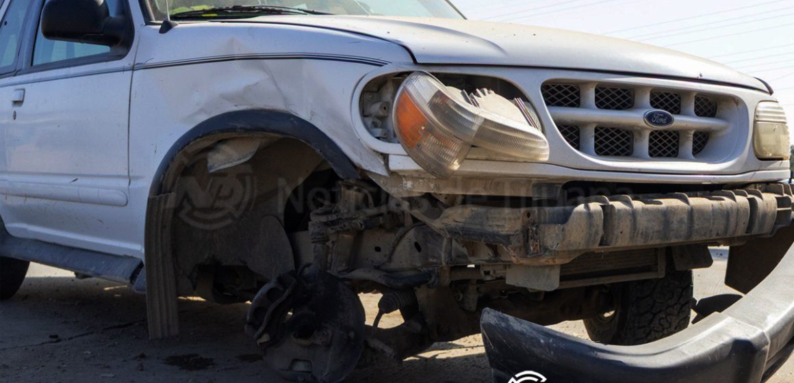 Camioneta choca tras perder llanta en bulevar 2000; el conductor fue arrestado